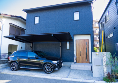 建物と美しく調和するカーポート画像