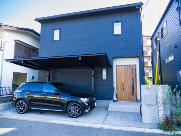 建物と美しく調和するカーポート画像