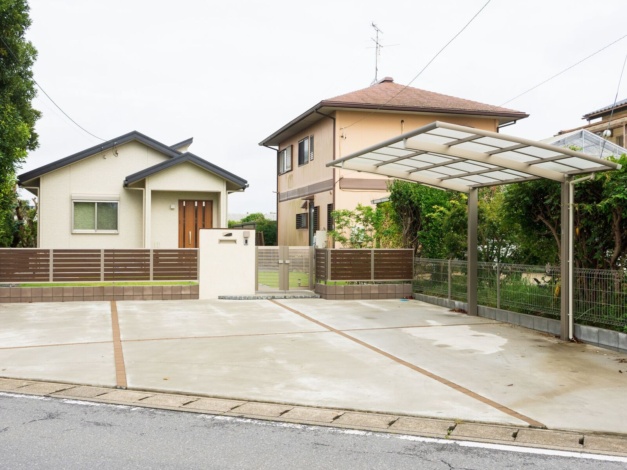 建物と色味を合わせた外構画像