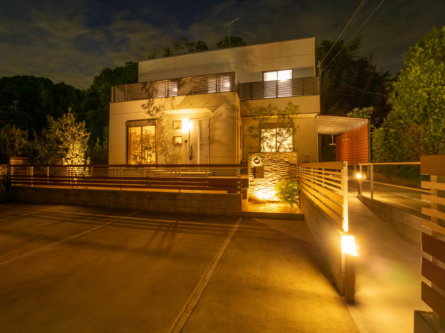 建物全体を包み込む暖かいお庭画像